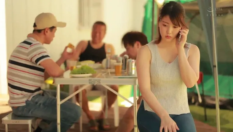 Chồng khờ để vợ yêu tham gia sự kiện cắm trại với mấy gã hàng xóm và cái kết