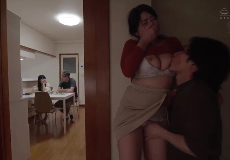 Má trộm nhìn cô vợ chồng yêu hoa nhỏ chịch nào ngờ con rể nhìn thấy