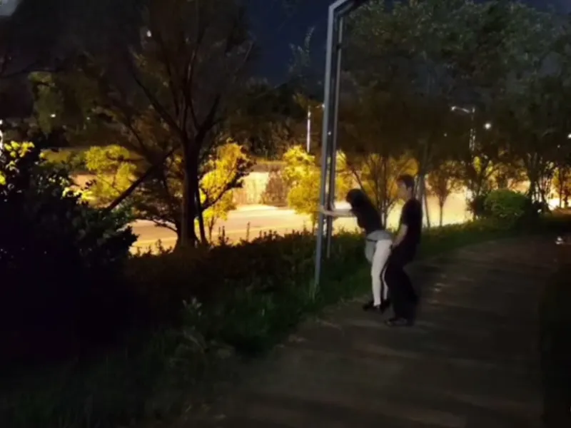 đôi nam nữ dam dang hết phần khi rủ nhau doggy public ngoài chung cư