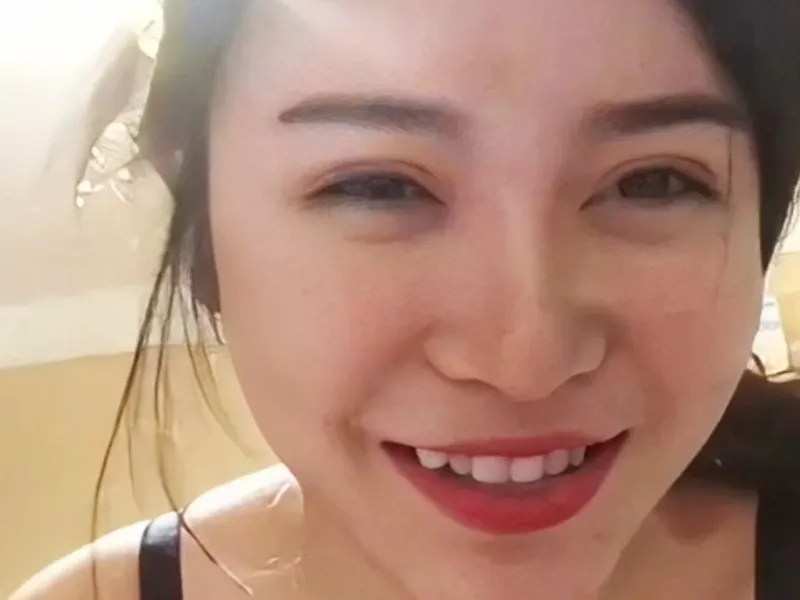 Dì cháu lâu lâu mới gặp nhau đi ăn mà cháu bắt mút chuối ăn chuối